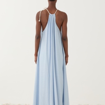 Vestido longo azul claro de alças finas vistas de costas