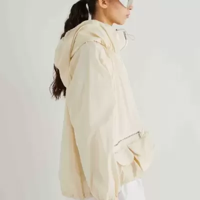 Casaco bege claro com capuz e bolso com fecho