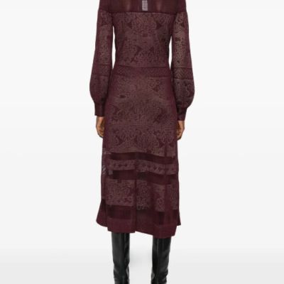 Vestido midi bordeaux com padrão jacquard e botas pretas