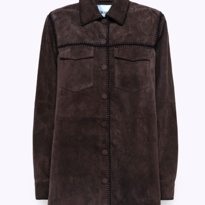 Casaco de camurça castanho escuro com botões e bolsos frontais