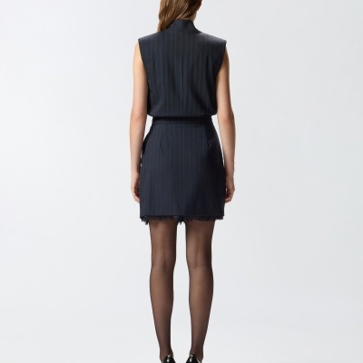 Vestido feminino azul escuro com riscas finas visto por trás