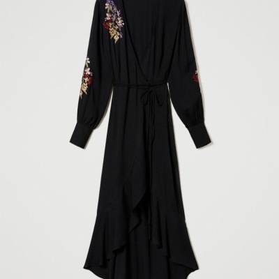 Vestido preto longo com bordados florais coloridos e cinto fino