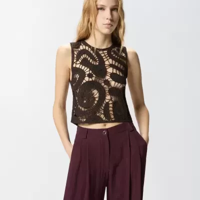 Top crochê castanho transparente e calças largas vinho.