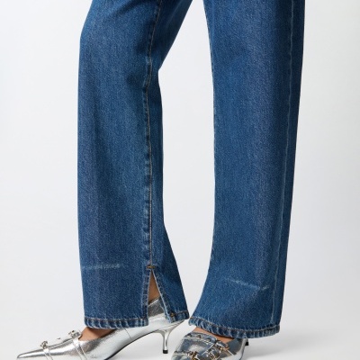 Calças de ganga azul com sapatos prateados de salto médio