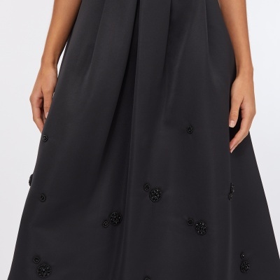 Saia preta midi com aplicações de contas pretas em padrão floral