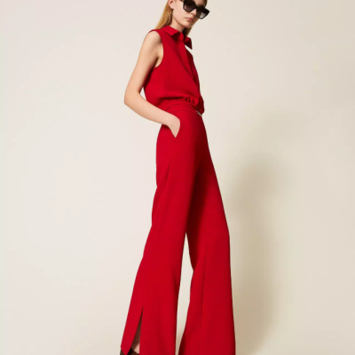 Mulher com conjunto vermelho e óculos de sol