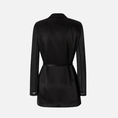 Casaco preto de cetim visto de costas