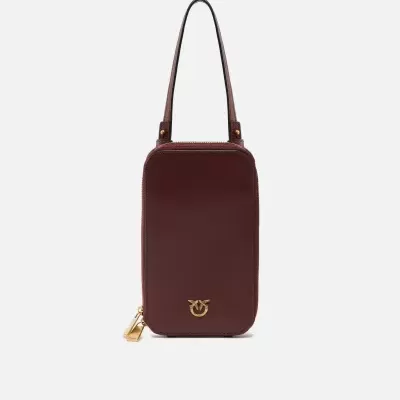 Bolsa pequena de mão em pele castanha com fecho e pendente dourados