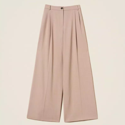 Calças largas bege com pregas e botão preto