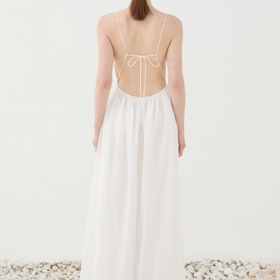 Vestido branco comprido com alças finas e costas abertas amarradas
