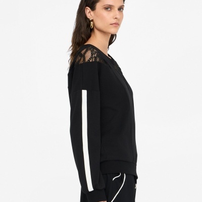 Sweatshirt preta com renda e risca branca na manga