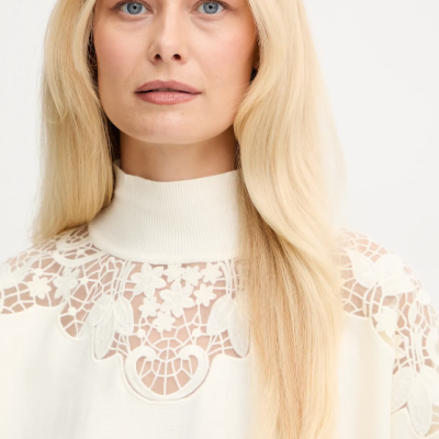 Camisola branca com gola alta e detalhes em renda floral