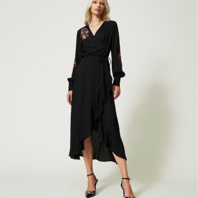 Vestido preto midi com bordados florais e mangas compridas