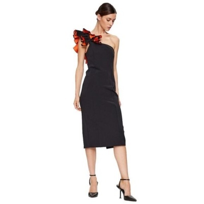 Vestido midi preto com folhos laranja no ombro em fundo branco