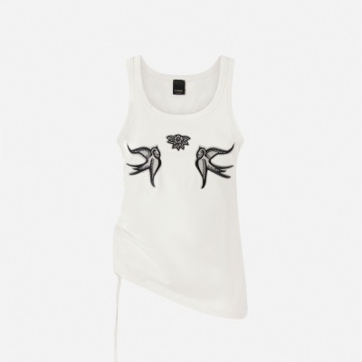 Top branco com aplicações pretas de pássaros e flor no peito