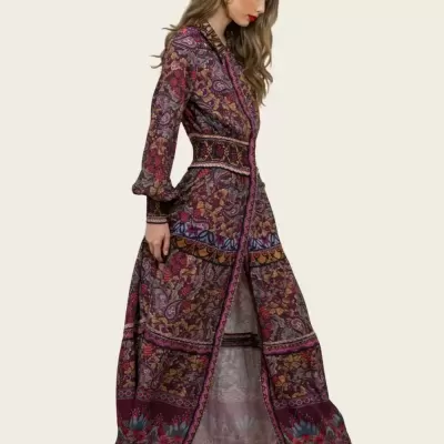 Vestido comprido floral com cinto largo e botas pretas