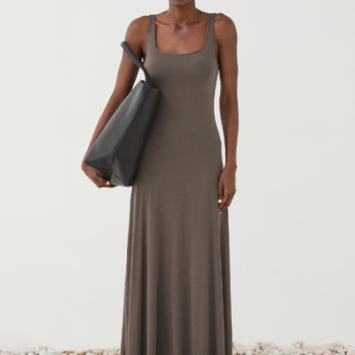 Vestido comprido castanho de alças largas com mala preta e sandálias castanhas