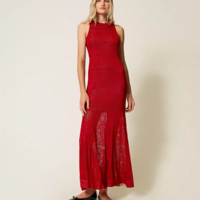 Vestido longo vermelho rendado com padrão floral e decote redondo