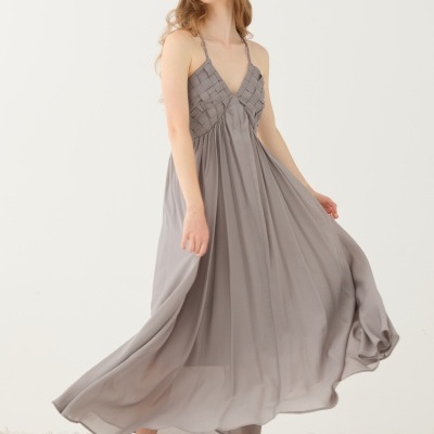 Vestido longo cinza claro com alças finas e padrão entrelaçado no busto
