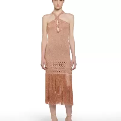 Vestido feminino em tom bronze com franjas e tiras cruzadas no pescoço