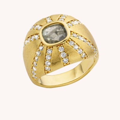 Anel dourado com pedra cinzenta e brilhantes