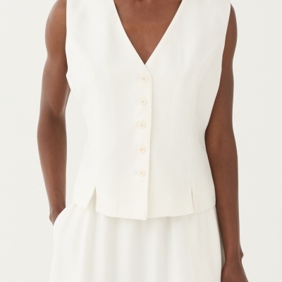 Top feminino branco sem mangas com botões frontais e decote em V.