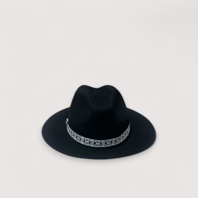 Chapéu fedora preto com fita branca decorativa