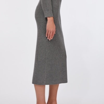 Saia midi cinzenta de malha canelada e sapatos de salto médio com padrão pele de cobra.