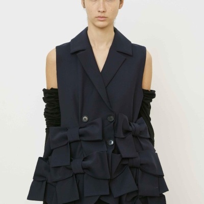 Colete feminino azul escuro com laços grandes e botões