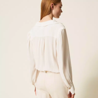 Camisa feminina branca de manga comprida com botões nos punhos