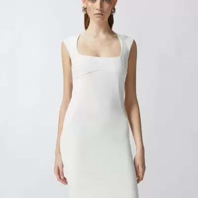 Vestido branco comprido sem mangas com decote quadrado