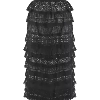 Saia preta em renda com várias camadas em fundo branco