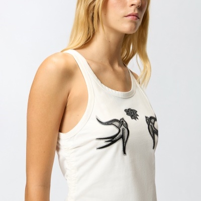 Top branco com bordados pretos de pássaros