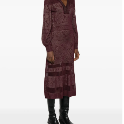 Vestido midi vinho com padrão floral e geométrico e botas pretas