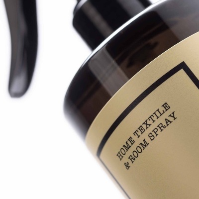 Frasco de spray para casa e têxteis em plástico castanho com rótulo beige e pulverizador preto
