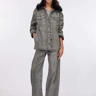 Conjunto feminino animal print cinza com casaco de gola pelo preto, calças largas, óculos de sol e sapatos pretos de salto.