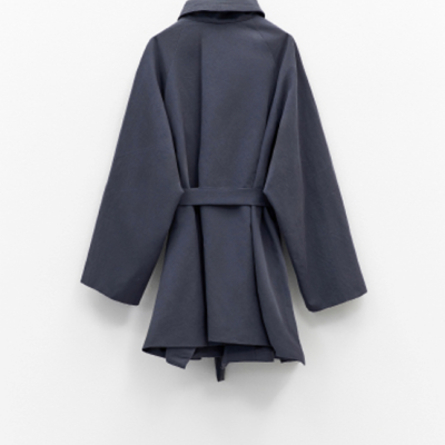 Casaco comprido cinza escuro com cinto e gola pendurado