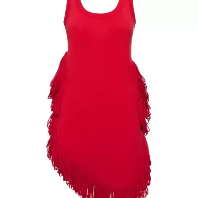 Vestido vermelho com franjas e corte assimétrico