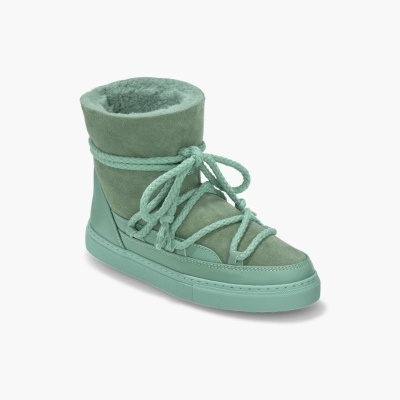 Bota de inverno verde água com sola de borracha e cordões trançados