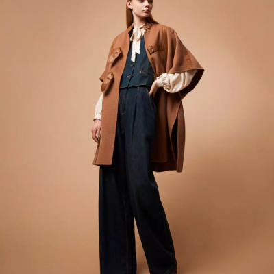 Mulher com casaco castanho oversize de lã e roupa jeans azul escuro