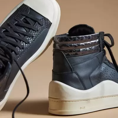 Tênis altos de pele preta com textura croco e sola branca