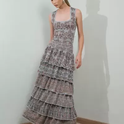 Vestido comprido feminino com camadas e estampa floral cinza