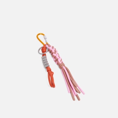 Porta-chaves com mosquetão laranja, cordão trançado rosa e castanho e tassel.