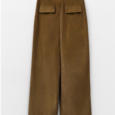 Calças castanhas de veludo cotelê com bolsos traseiros com abas