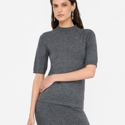 mulher vestindo camisola cinza de mangas curtas e saia cinza texturizada