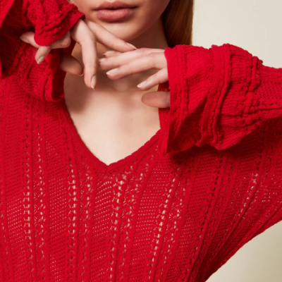 Mulher com suéter vermelho de malha e fundo neutro