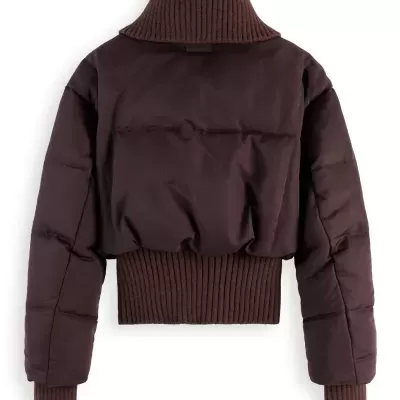 Casaco acolchoado castanho escuro com gola e punhos em malha canelada