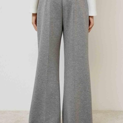 Calças largas cinza vistas de trás com bolso e cinto