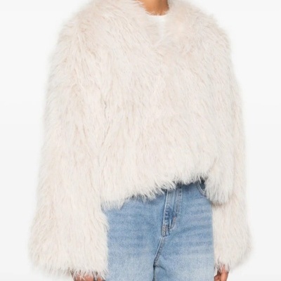 Casaco peludo branco de manga longa com textura felpuda e calças jeans azuis claras