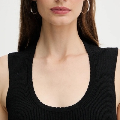 Blusa preta de malha canelada sem mangas com decote quadrado